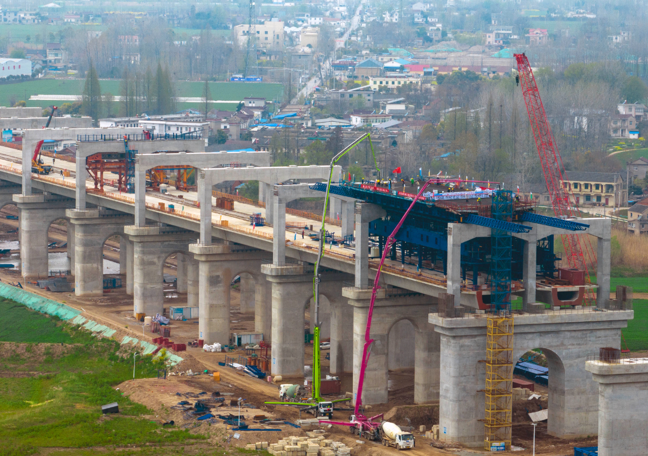 巢马城际铁路全线首跨公路梁开始浇筑