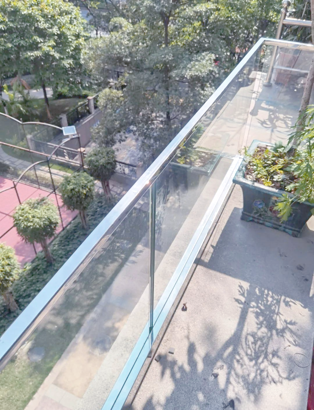 多种室外阳台玻璃栏杆u型铝槽安装案例分享