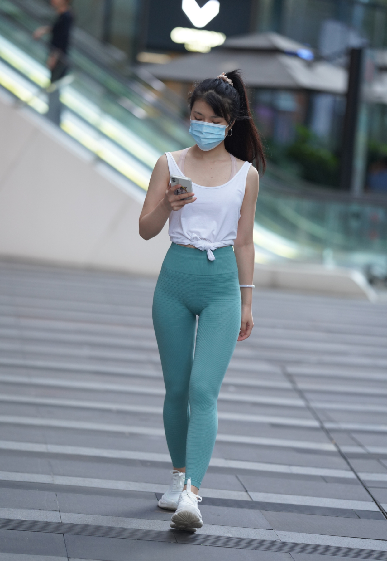 束腰包臀的紧身健美裤,彰显时尚有风格