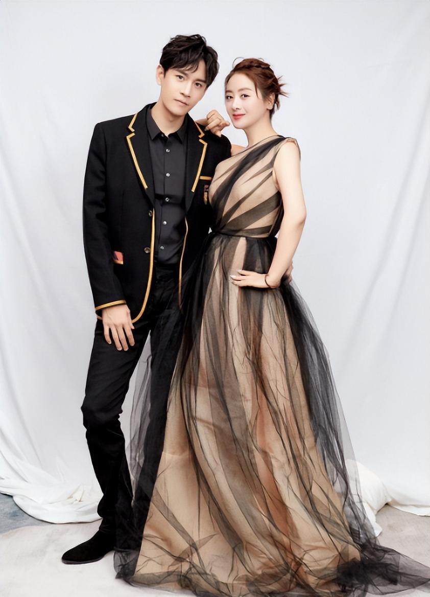 经超夫妇拍大片,43岁小李琳逆生长好美,喊小6岁老公傻儿子超甜