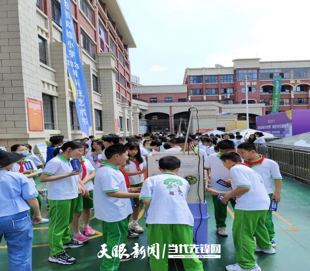 云岩区科协关工委科普大篷车开进贵阳市实验小学