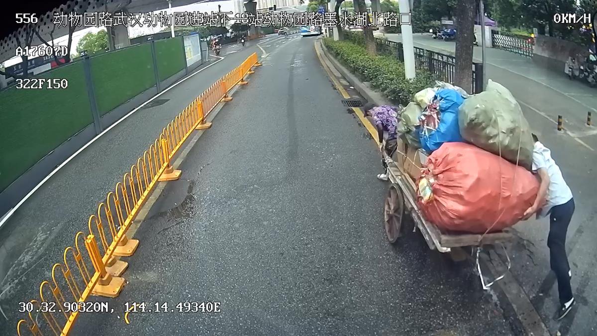 暖心:公交车司机停车帮老人推板车