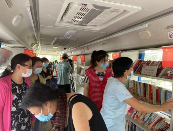 流动图书车载有的文献资源包括图书馆纸质成人图书,少儿图书,少儿绘本