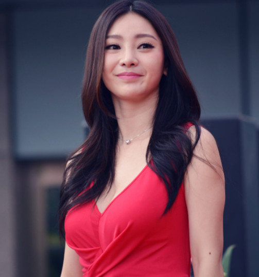 柳岩被质疑整容,瘦20斤外貌变化太明显,没有辨识度更像网红