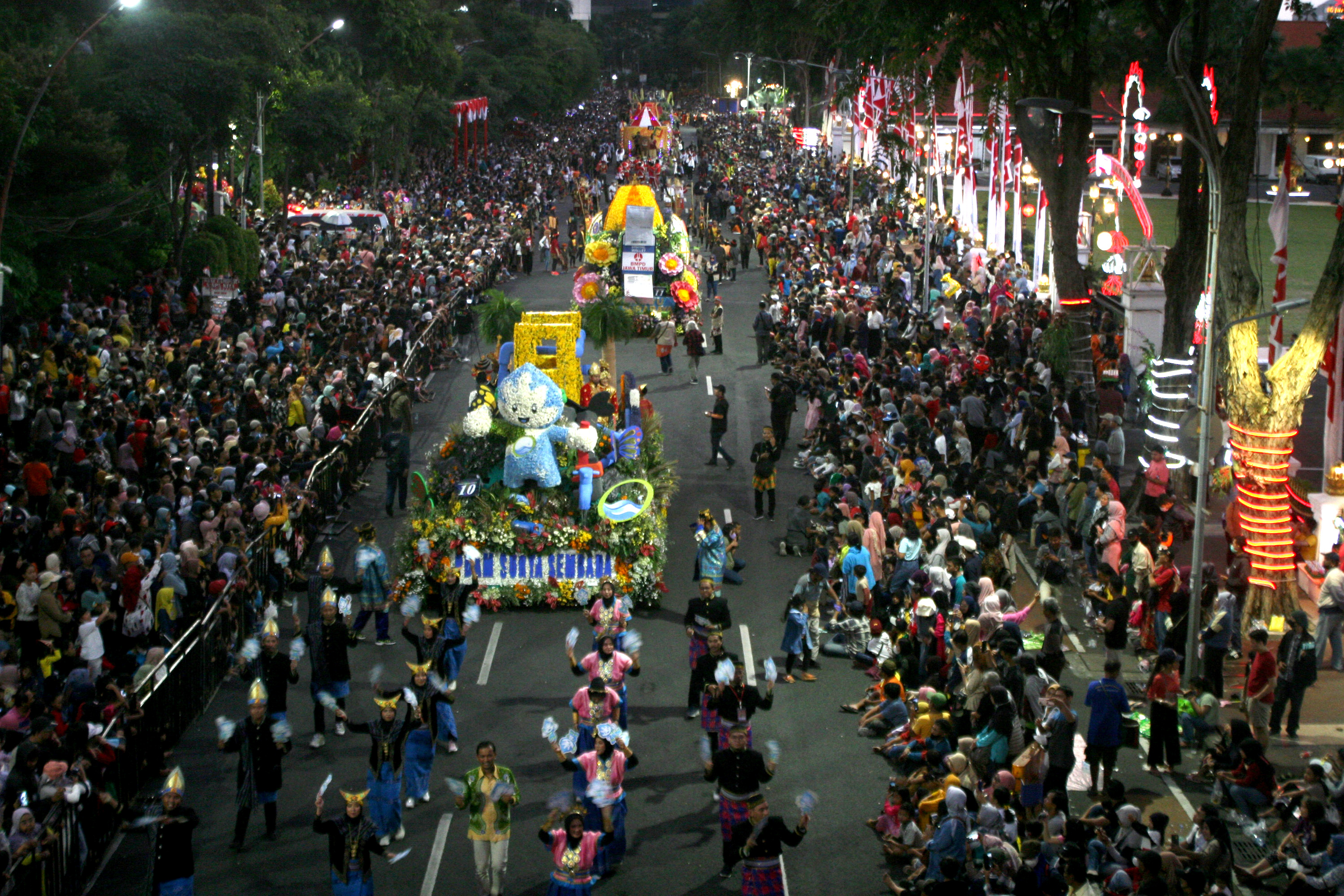 印尼泗水:花车迎接建城日
