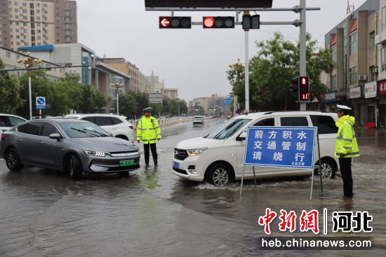 雨中警察图片