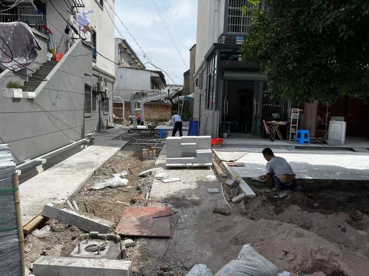 杭州网友称笕桥老街站地铁口的路太破,属地:整改计划将于年底完工