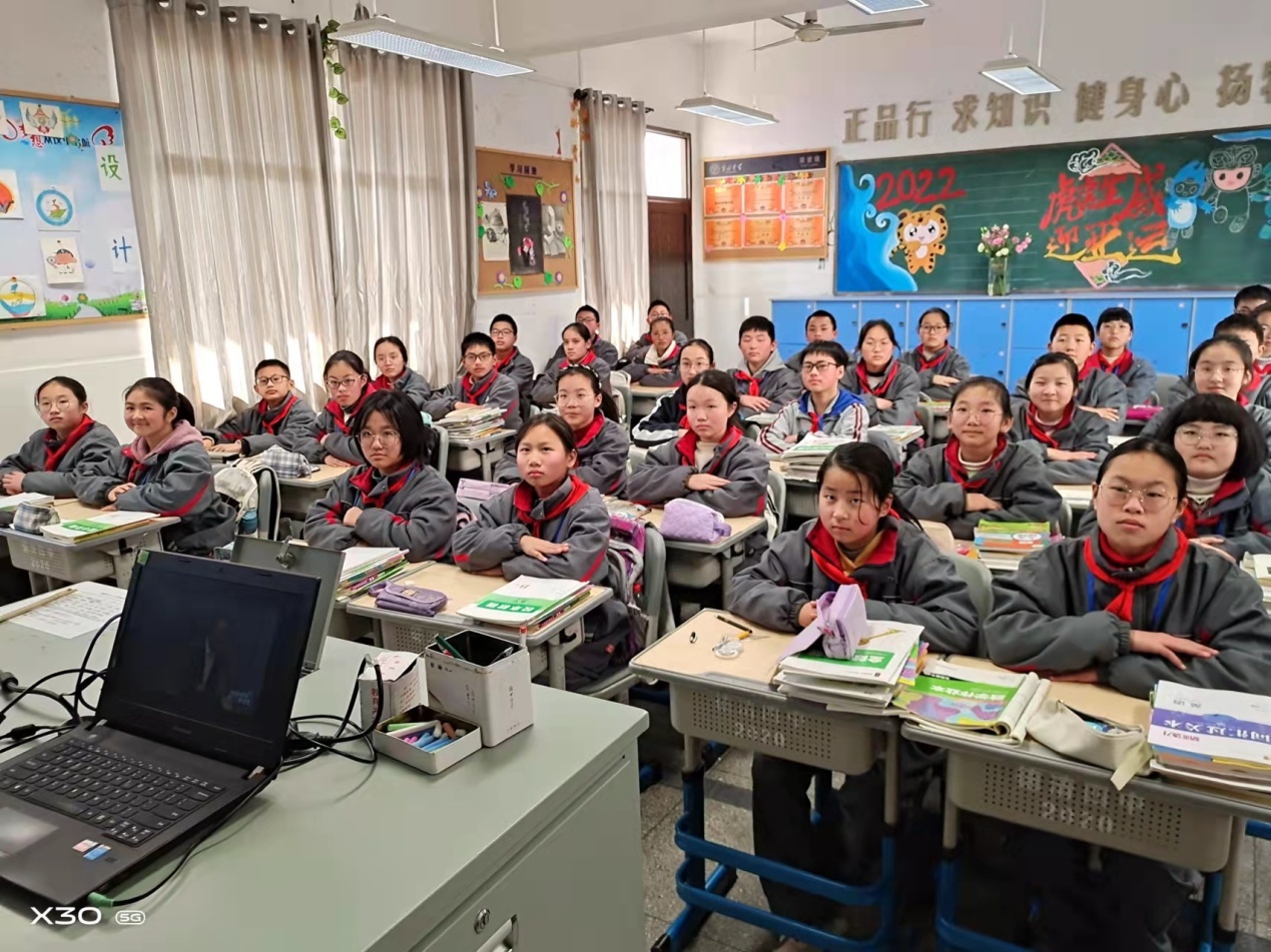 点燃科技梦 激发少年志——德清县第四中学组织全体学生收看"百名科学