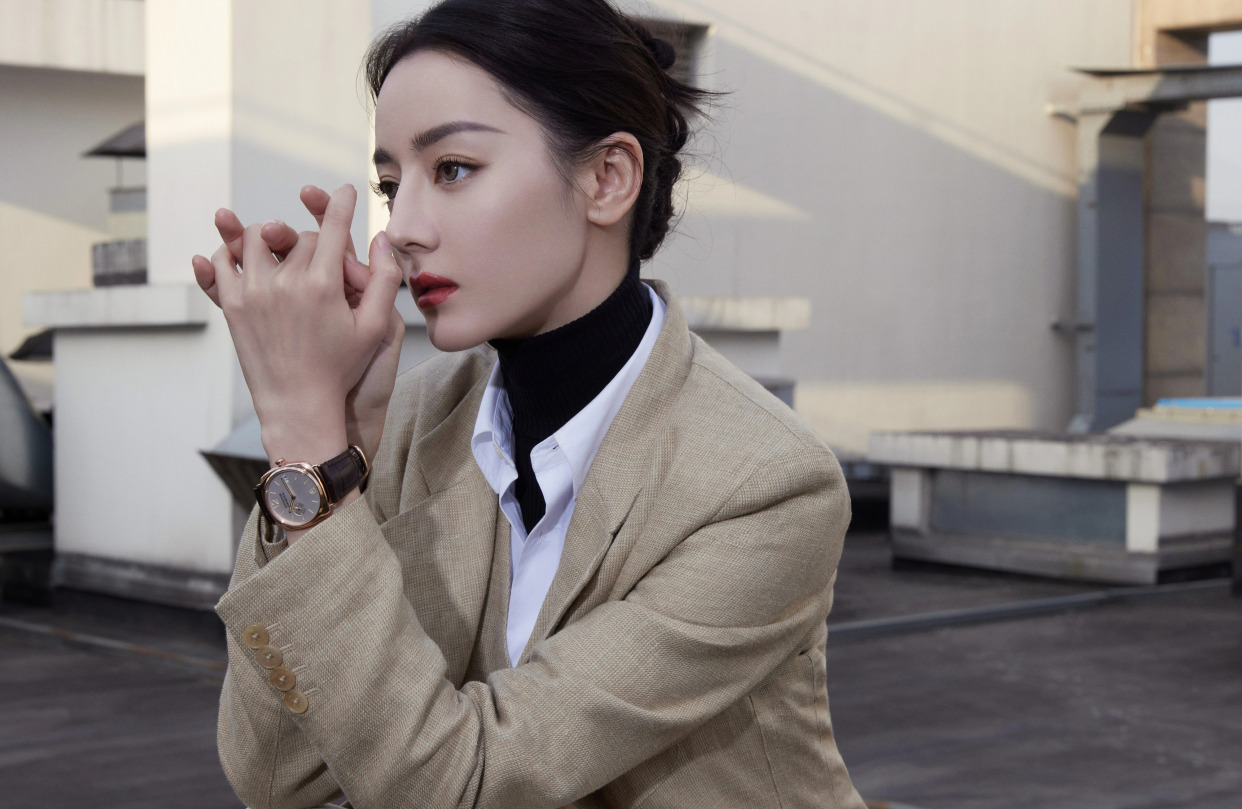 迪丽热巴变身干练女强人,西装长裤红唇盘发,助你闪耀职场之路