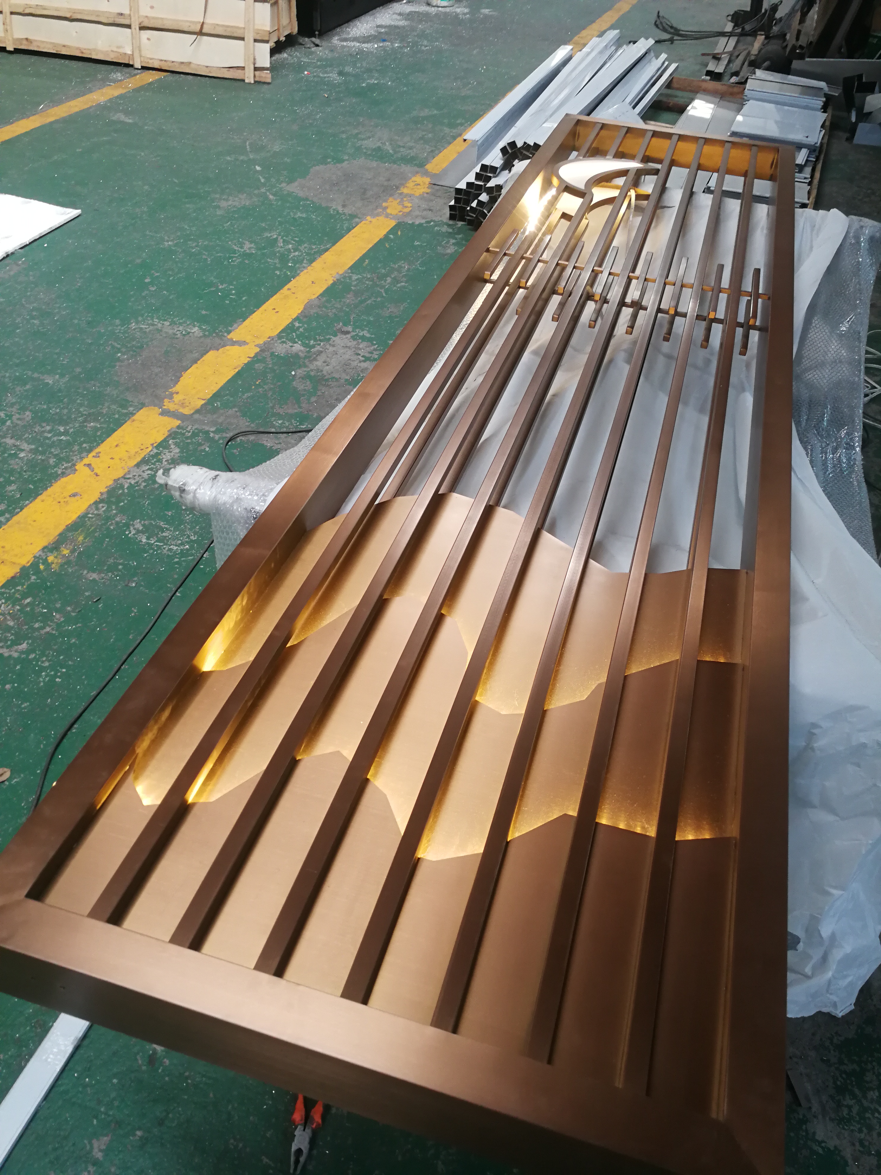 小型发光款式假山不锈钢屏风隔断入户格栅订制