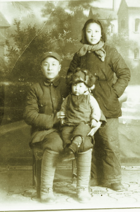 陈正湘将军和夫人,儿子在一起.摄于1945年冬或1946年春.