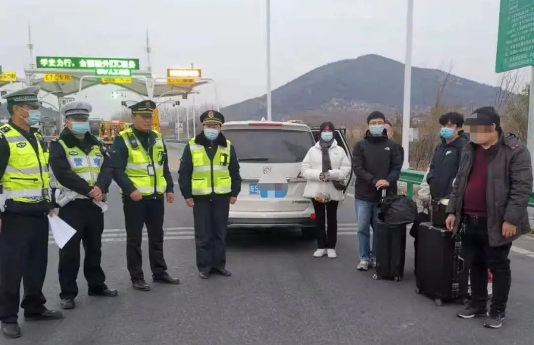 节日我在岗丨元旦"警"相随,蚌埠交警守护您的出行安全
