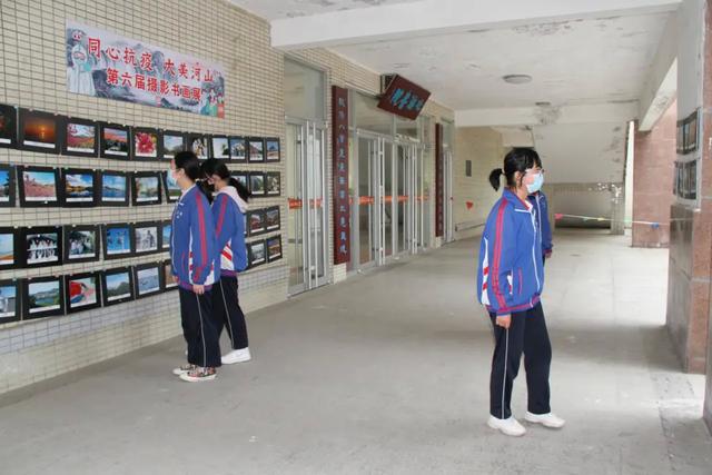 龙口一中东校成功举办第六届师生摄影书画展