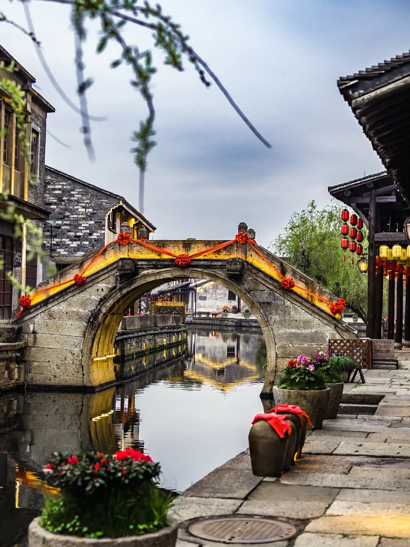 绍兴有一个黄酒小镇,它有着几千年的文化和美丽的风景