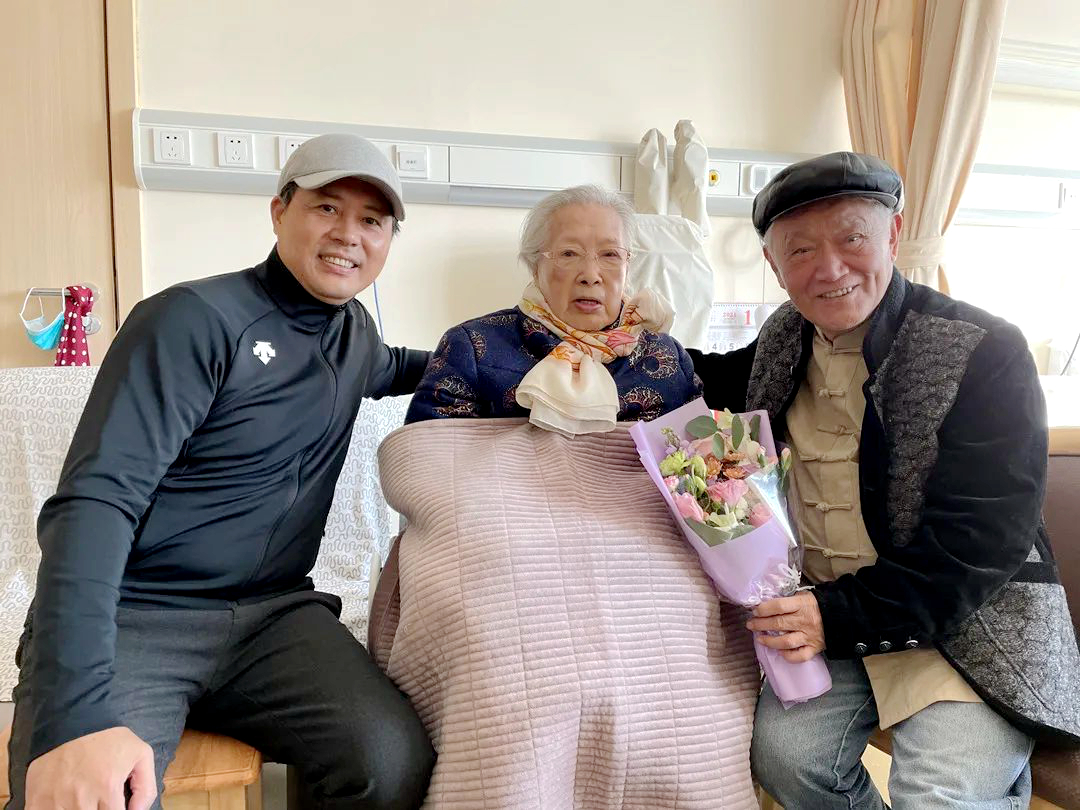 佟瑞欣获上影集团"优秀干部"表彰,他是演员剧团团长,妻子夏菁