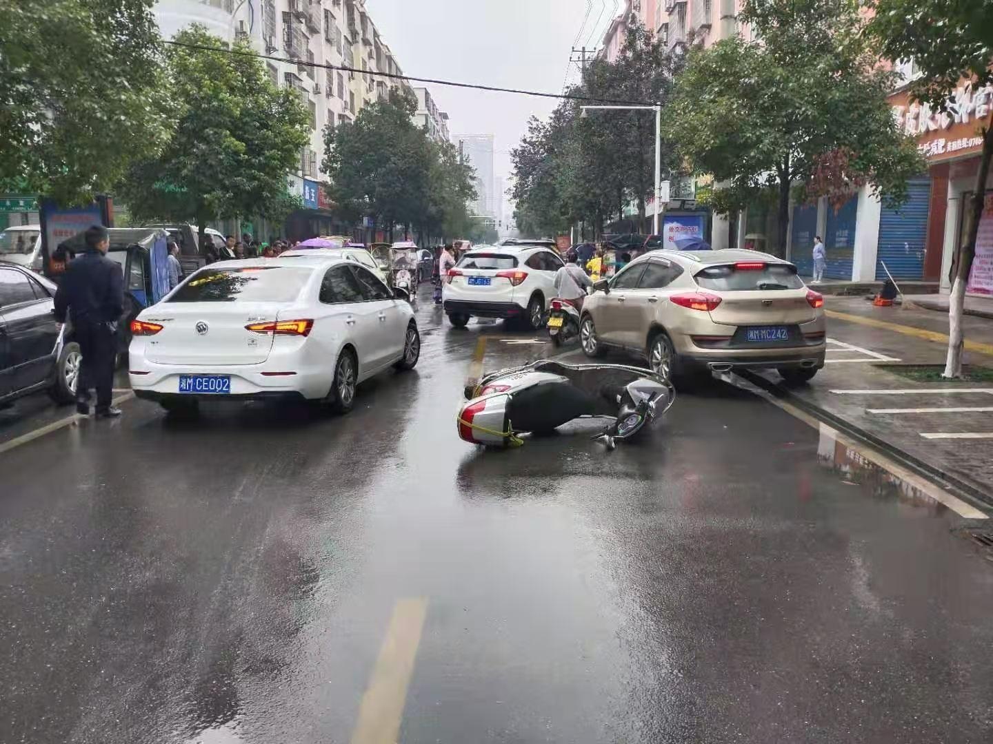 永州冷水灘發生一起摩托車撞人事故 雨天行車要謹慎