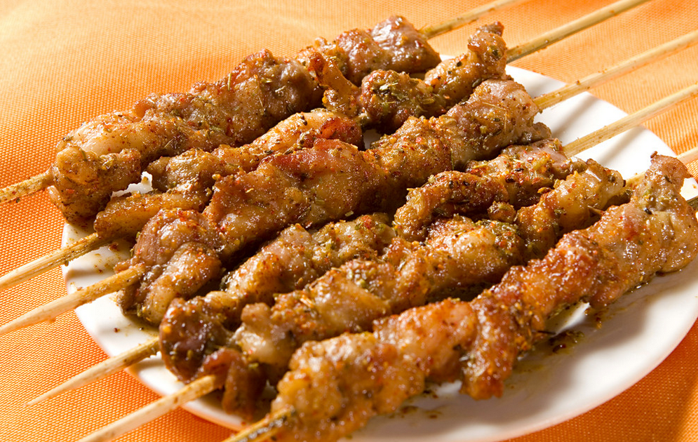 自己烤的羊肉串真诱人