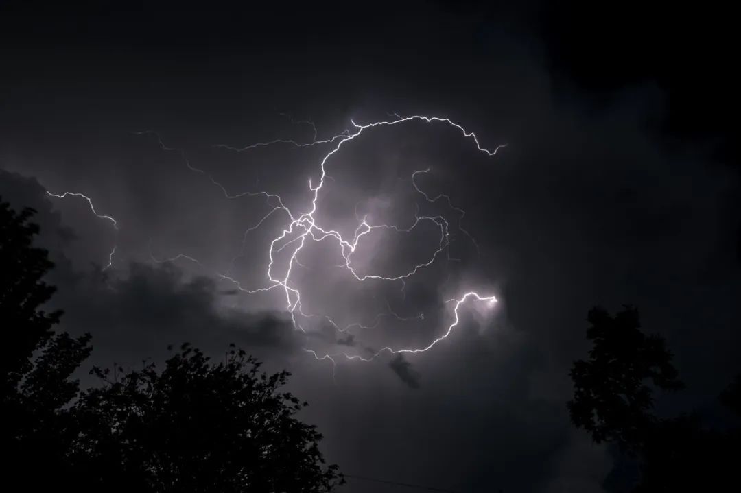 风雨雷电集齐!今日出门,注意防范!