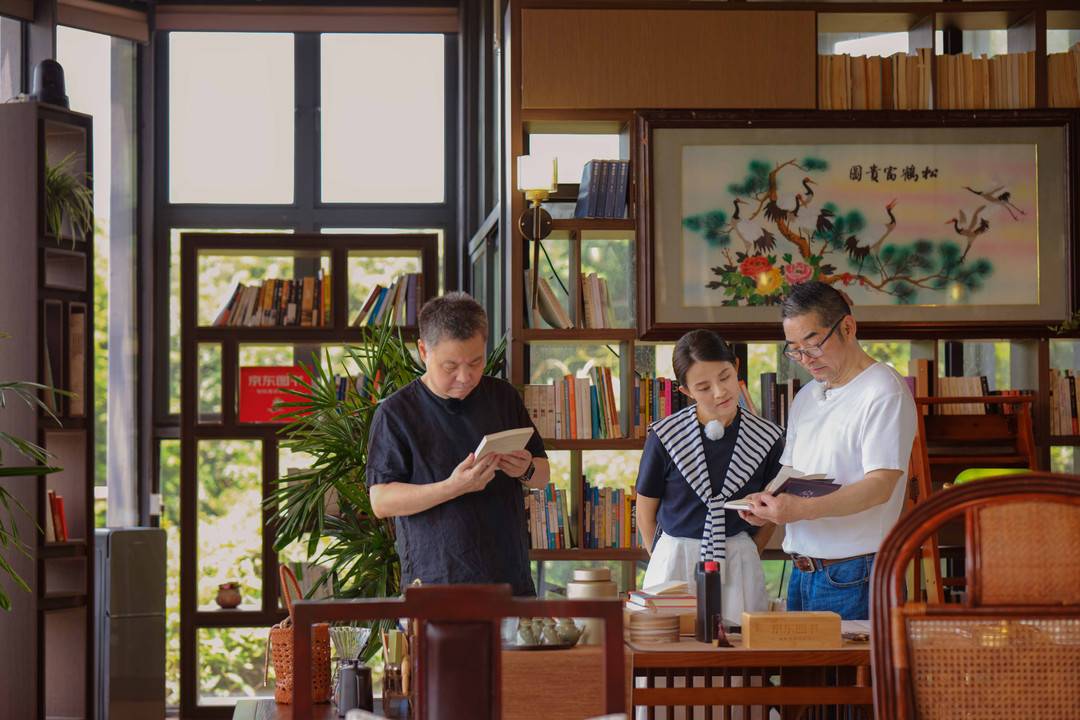 当莫言与余华相聚岛屿的书屋 上演"文坛老友记"|封面会客厅