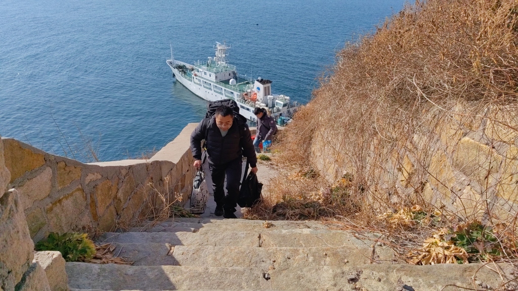 新春走基层丨打包行囊,上岛过年!千里岩岛上的"放哨人"