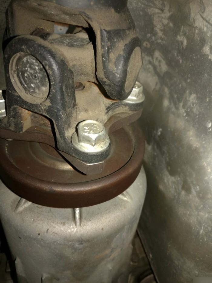 传动轴故障的表现多种多样,以下是一些常见的迹象:首先,在启动车辆或