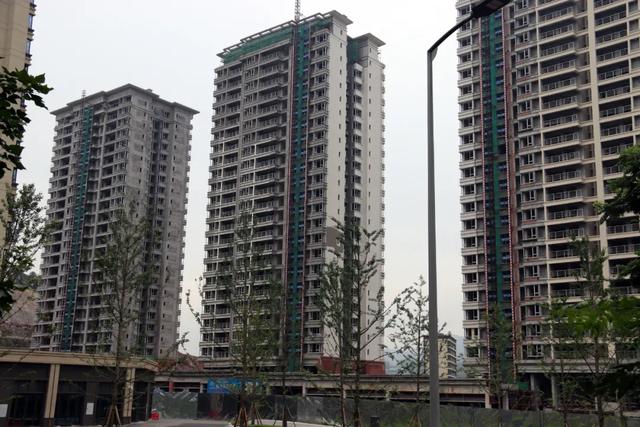 嘉阅滨江现场实拍,该项目的开发商提出退房退款补偿