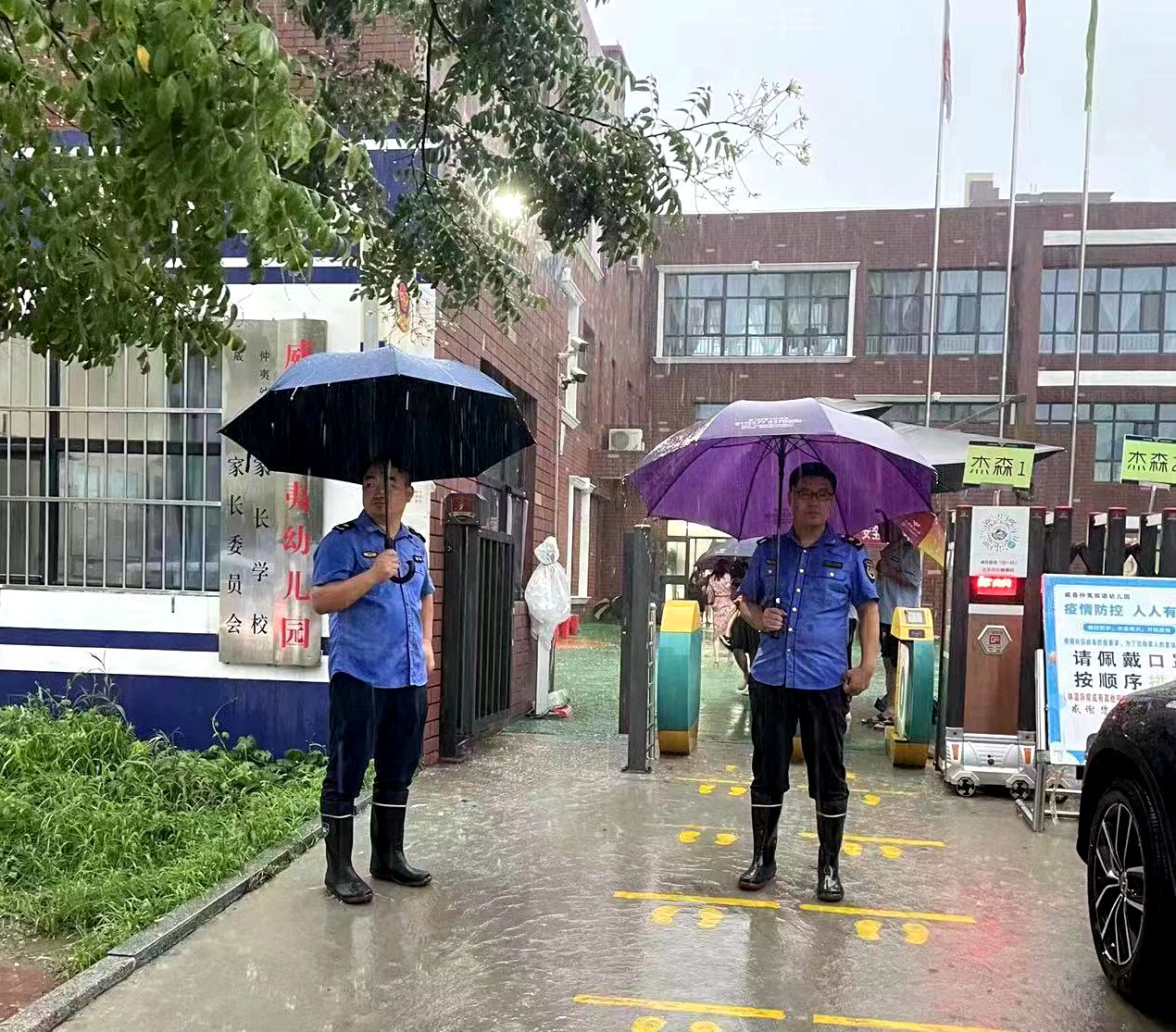 威县城管局雨中救援 赢得人民群众好评称赞