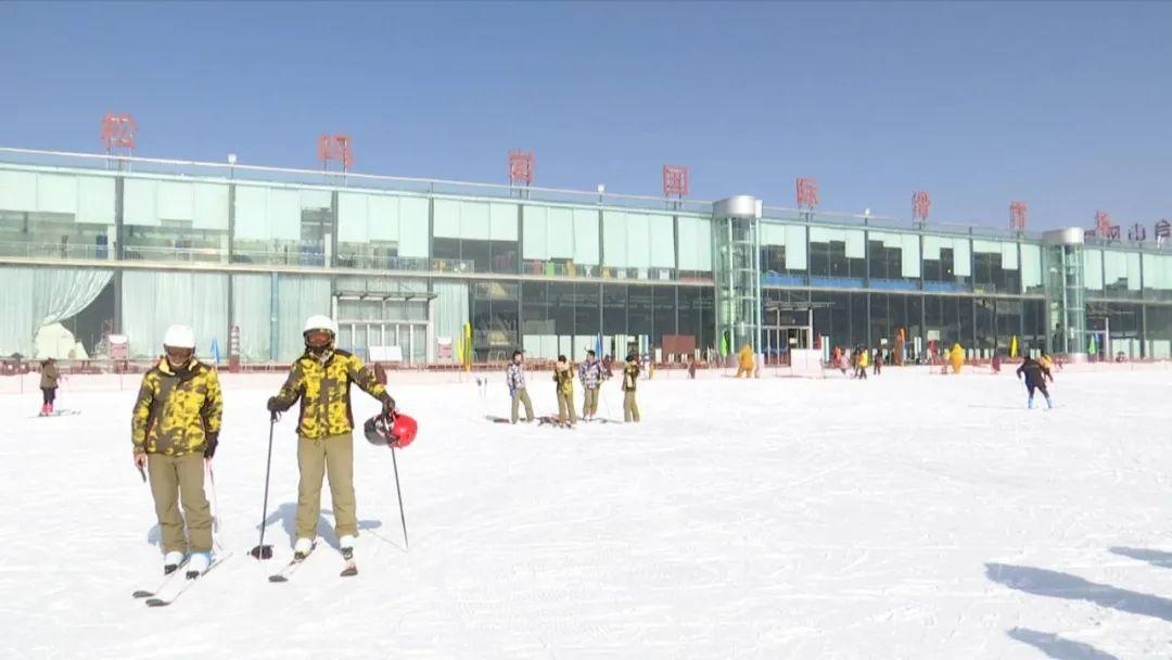 甘肃和政松鸣岩国际滑雪场开滑迎客