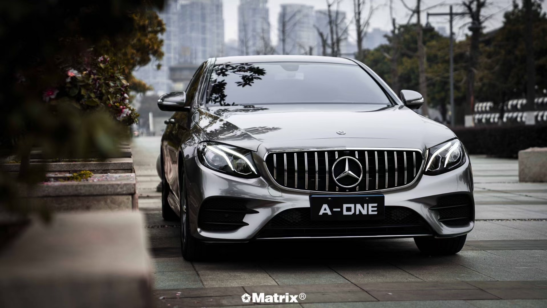 奔驰e级矩阵改色膜液态金属银,散发着王者一般的风范