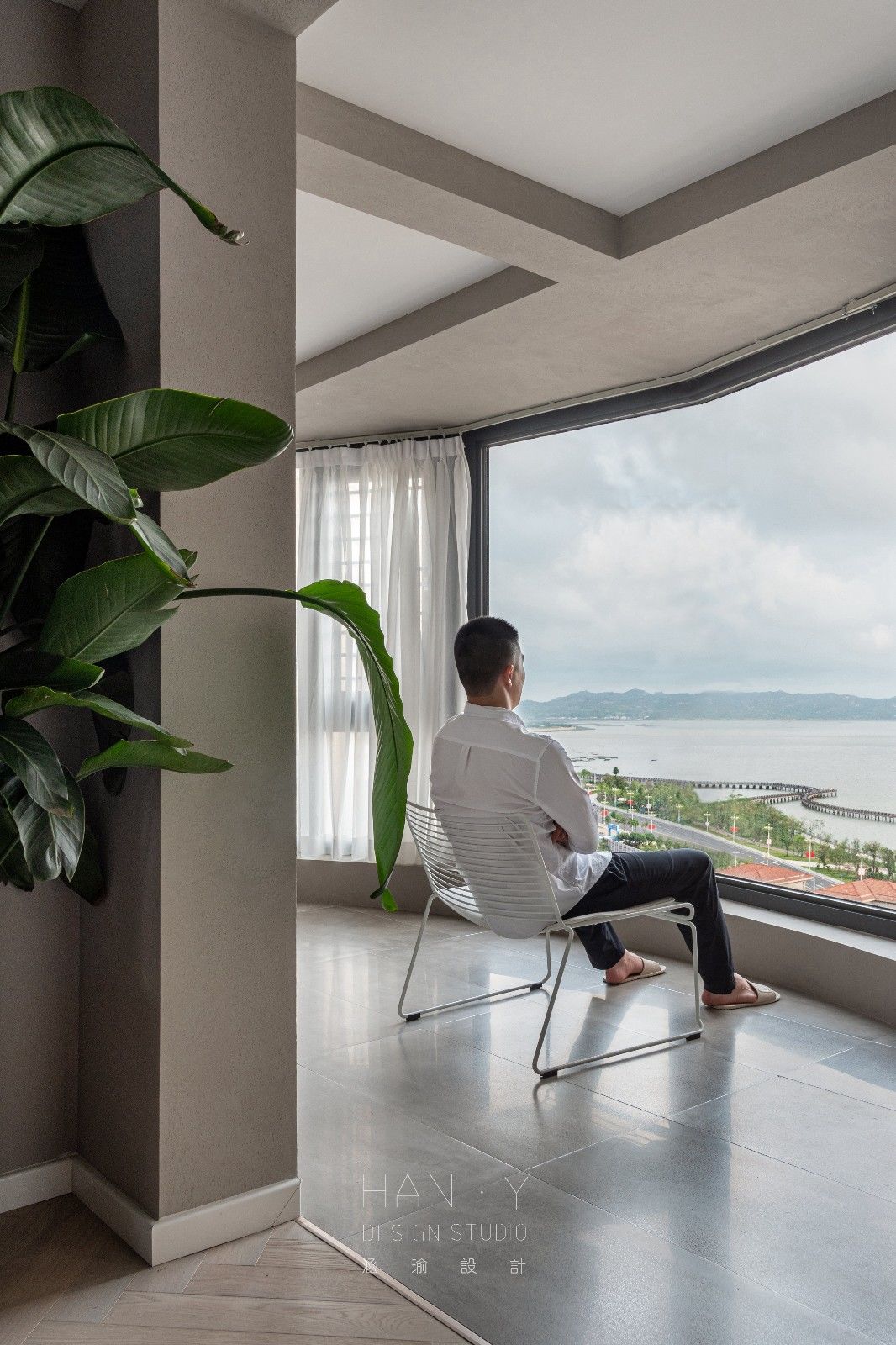 165㎡的家,坚持沙发不靠墙,阳台可观海,小资生活充满悠闲惬意