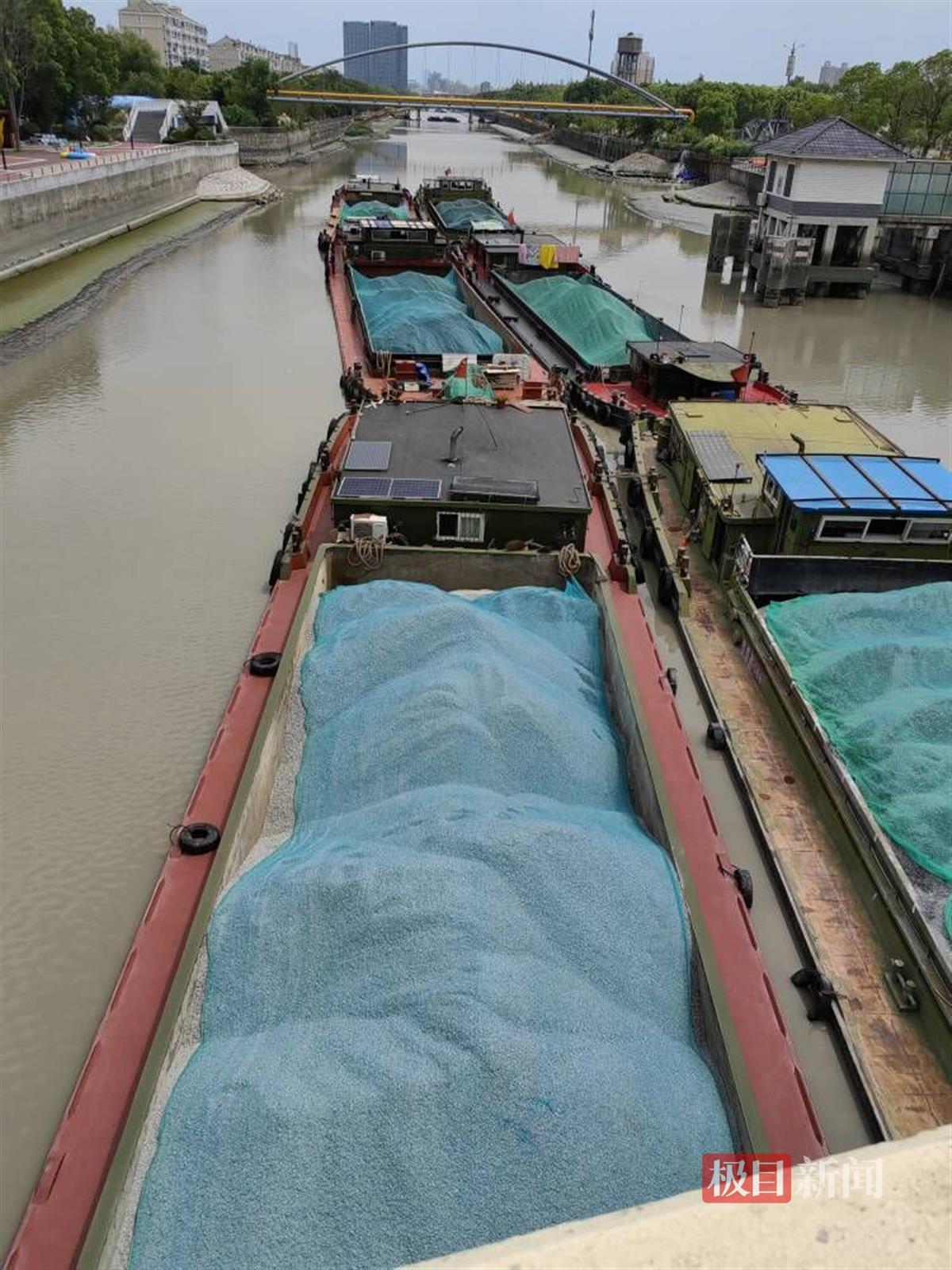 有运沙船因水位低暂时停下