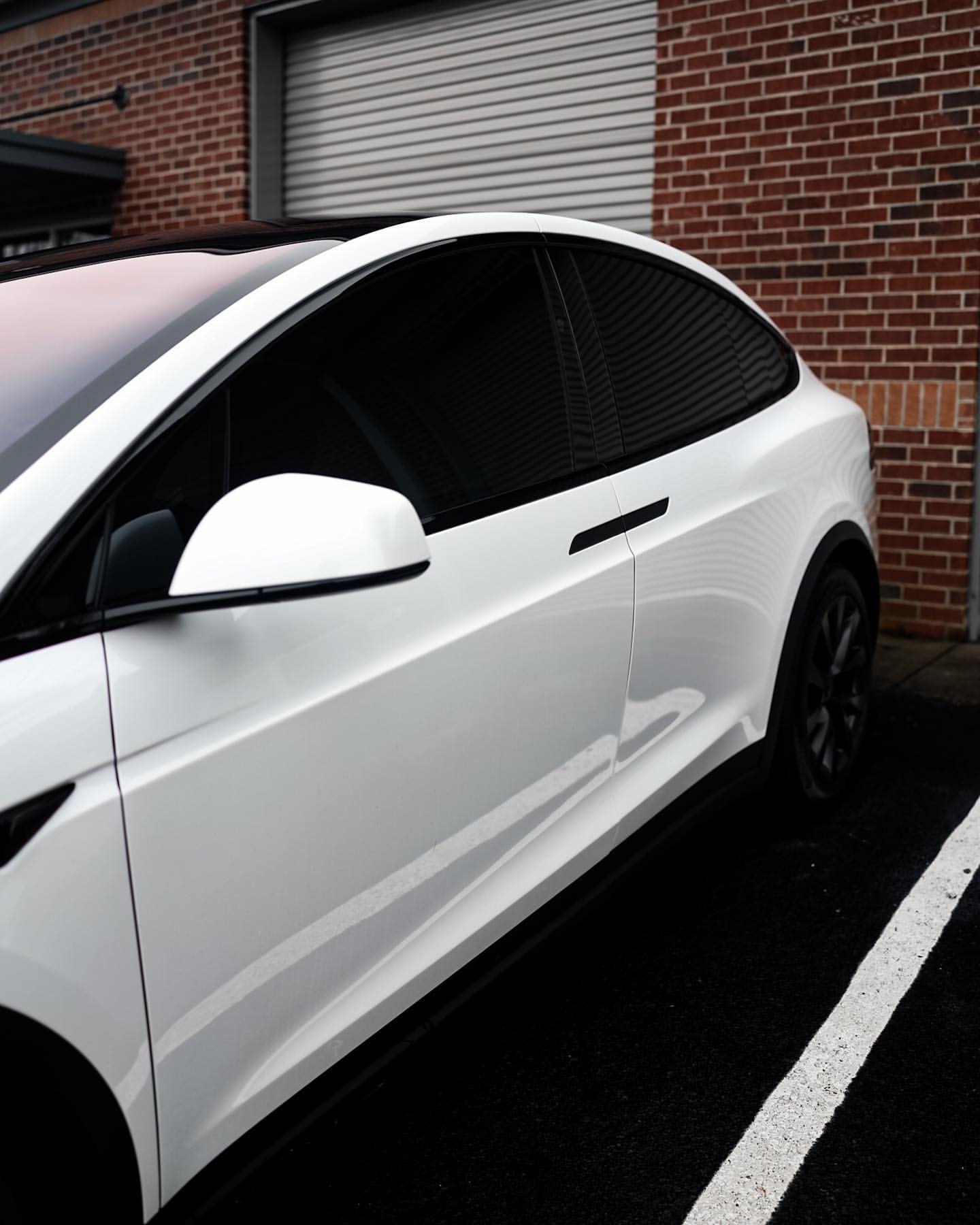 白色特斯拉model x车窗玻璃贴膜