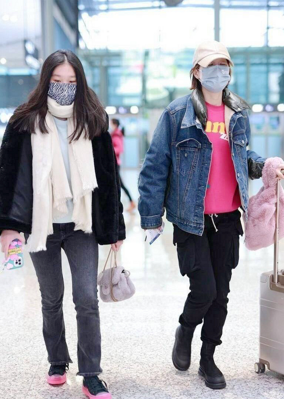 马伊琍携13岁大女儿现身,穿粉色卫衣显年轻,女儿穿皮草比妈妈还时髦