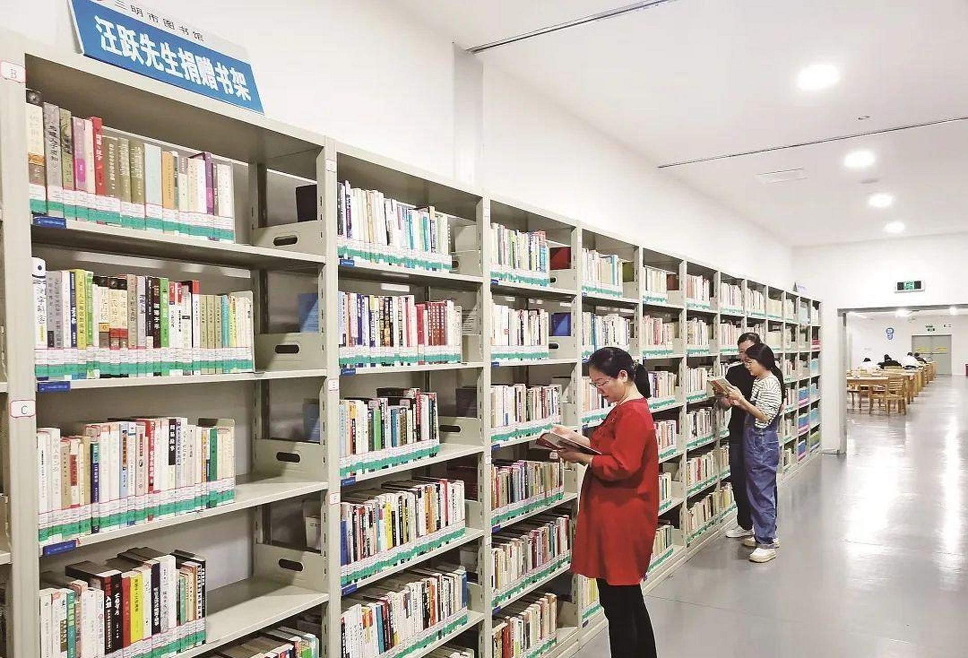 走进三明市图书馆2楼的图书借阅区,走道旁,一排长长的书架格外引人