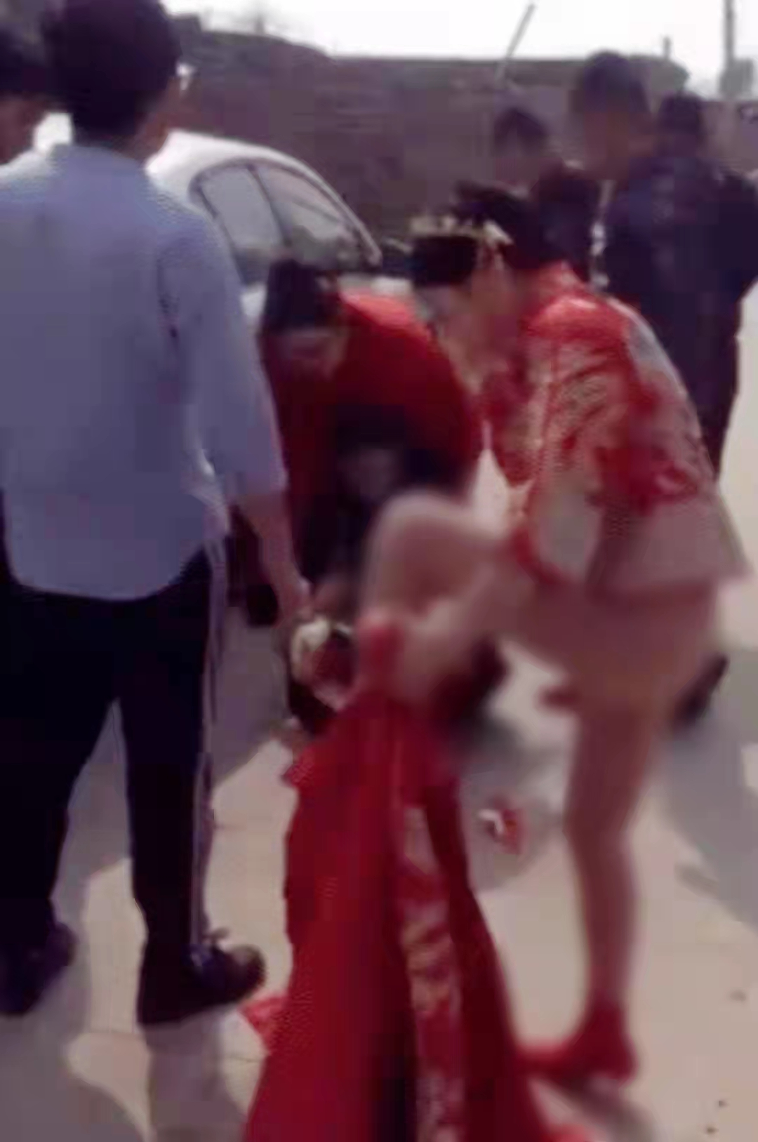 袭胸,扒裙子,脱裤子……?别拿婚闹当借口,为你的下流找理由!