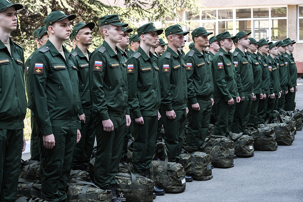 俄乌冲突两周年|角力场③:兵源饥渴,双方皆降征兵标准