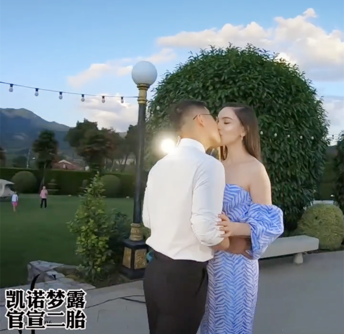 网红凯诺梦露夫妇官宣怀二胎,甜蜜亲吻孕肚,巨大钻戒超吸睛