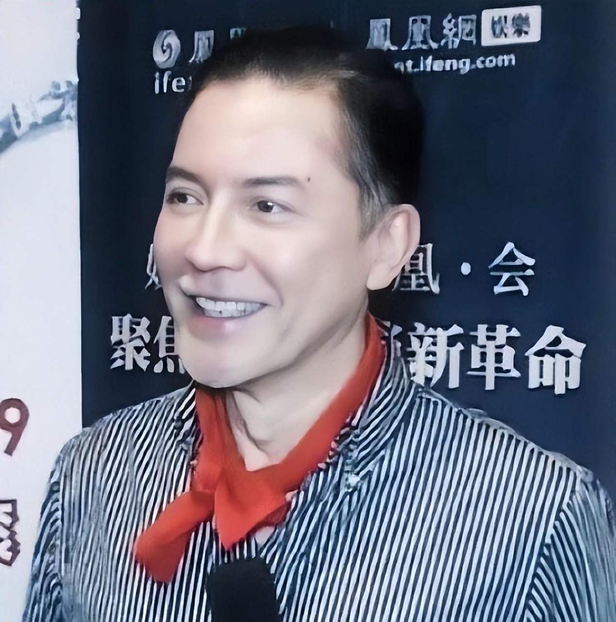 被尊龙的老年状态惊艳:穿衣体面,白发不染,70岁还是优雅贵公子  本文