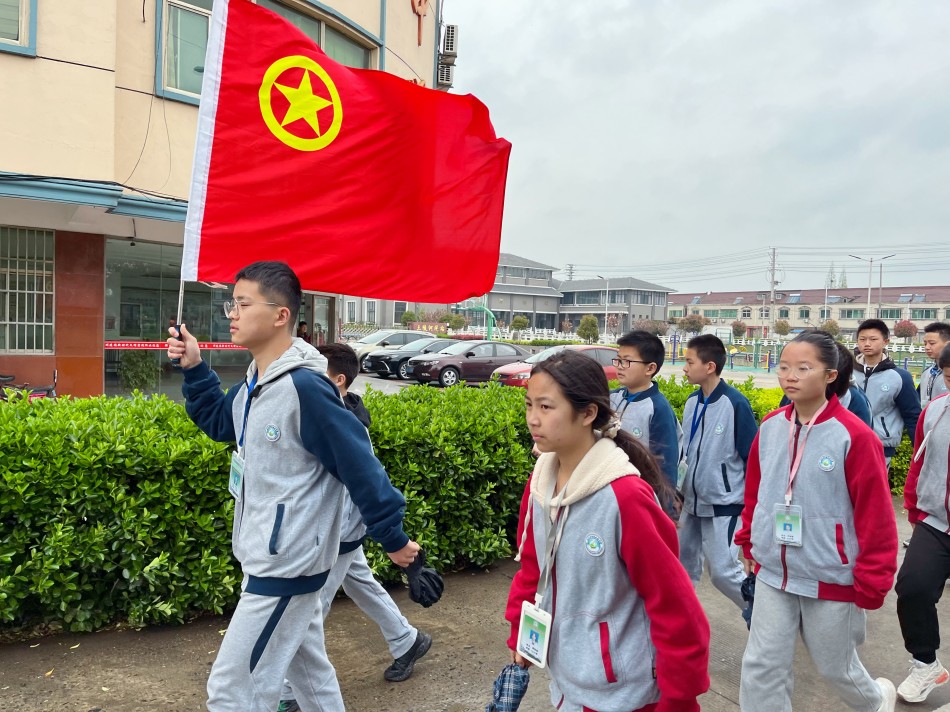 丹阳珥陵初级中学开展鲜花敬英烈清明扫墓活动