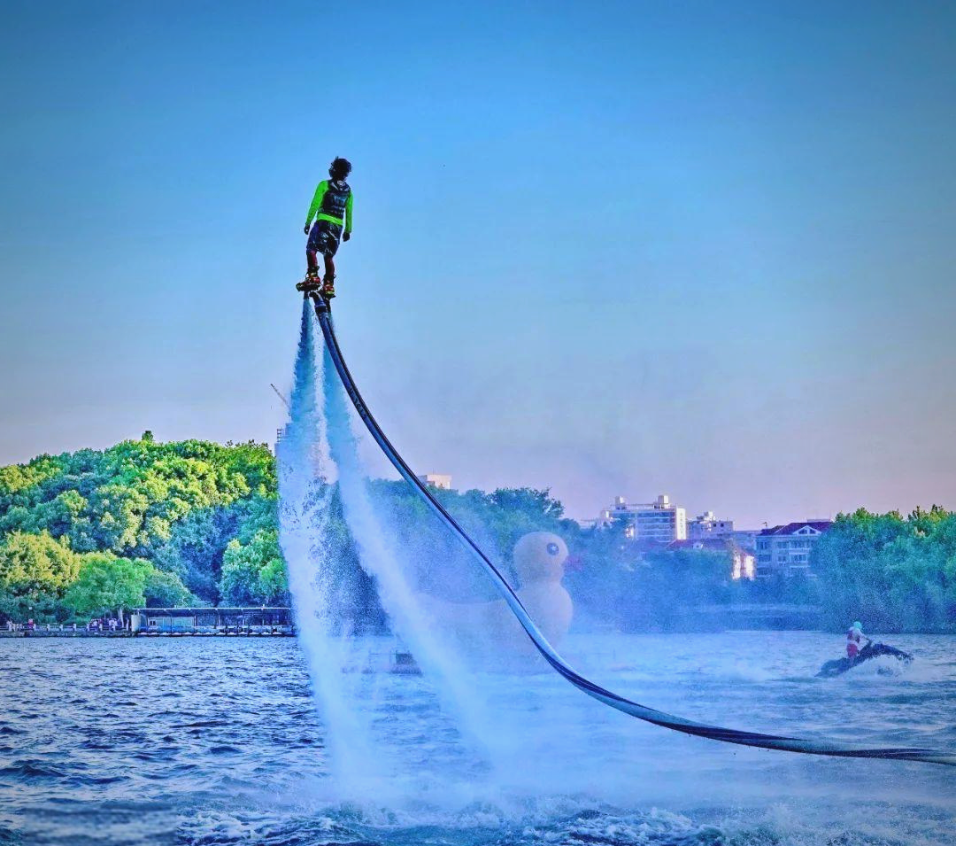 水上飞人表演:惊险与魅力共舞的视觉盛宴