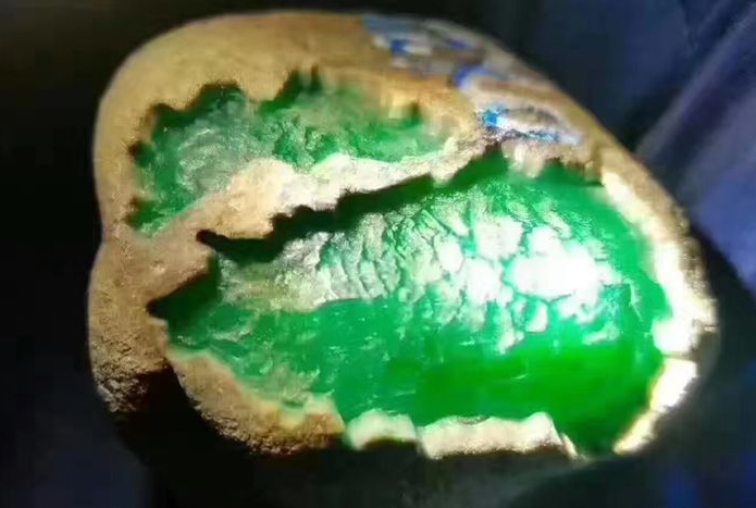 龙石种翡翠,像龙一样的稀少