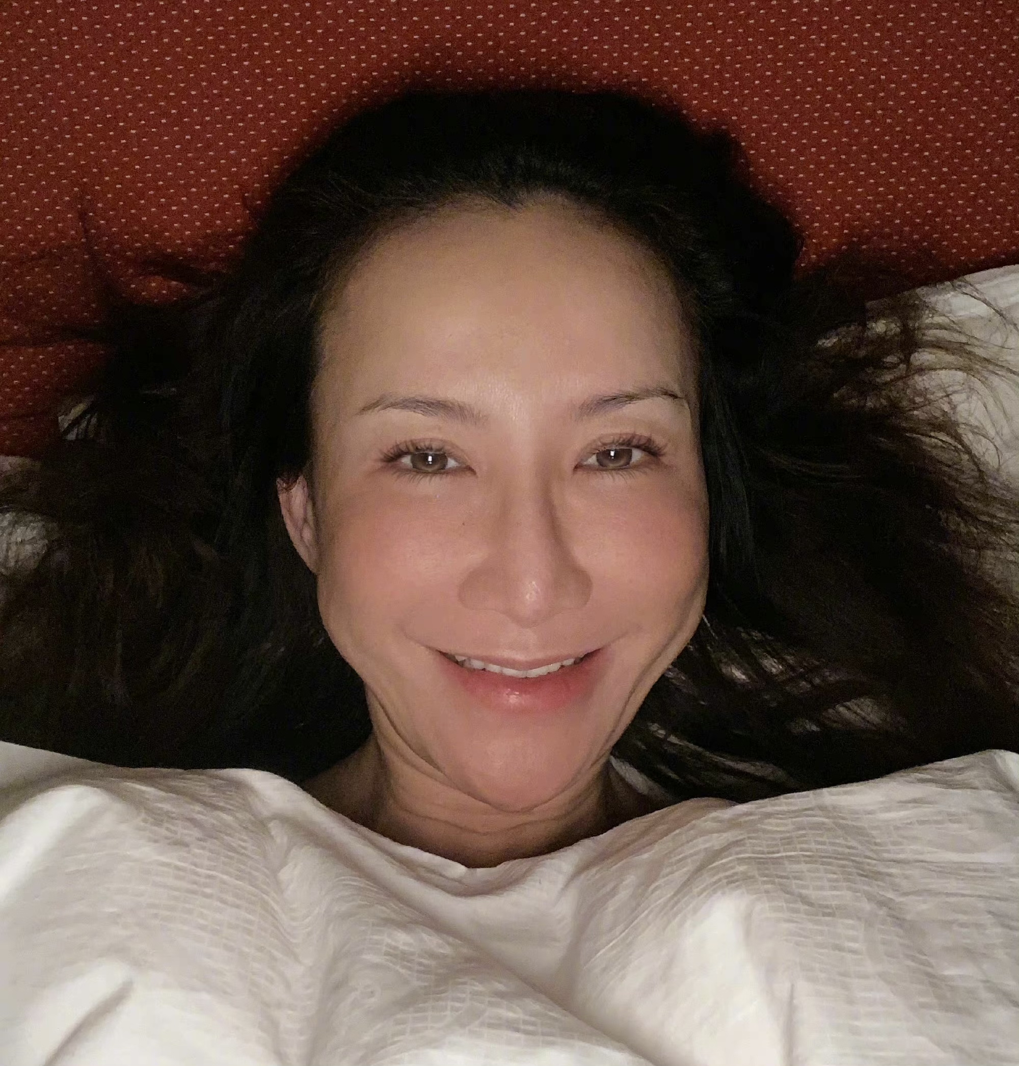 47岁李玟素颜自拍,双下巴颈纹明显,被网友怀疑不是本人发的