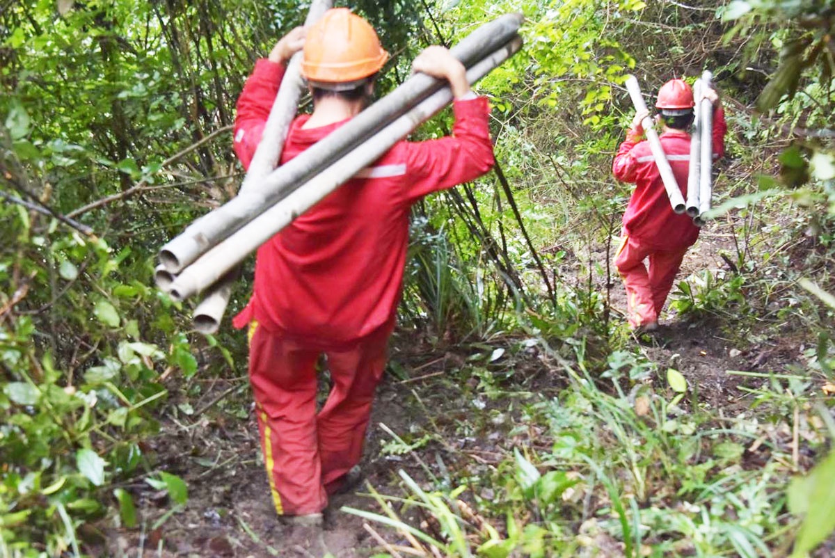 大山深处勘探队:刀劈斧砍开险路 人抬肩扛钻探忙