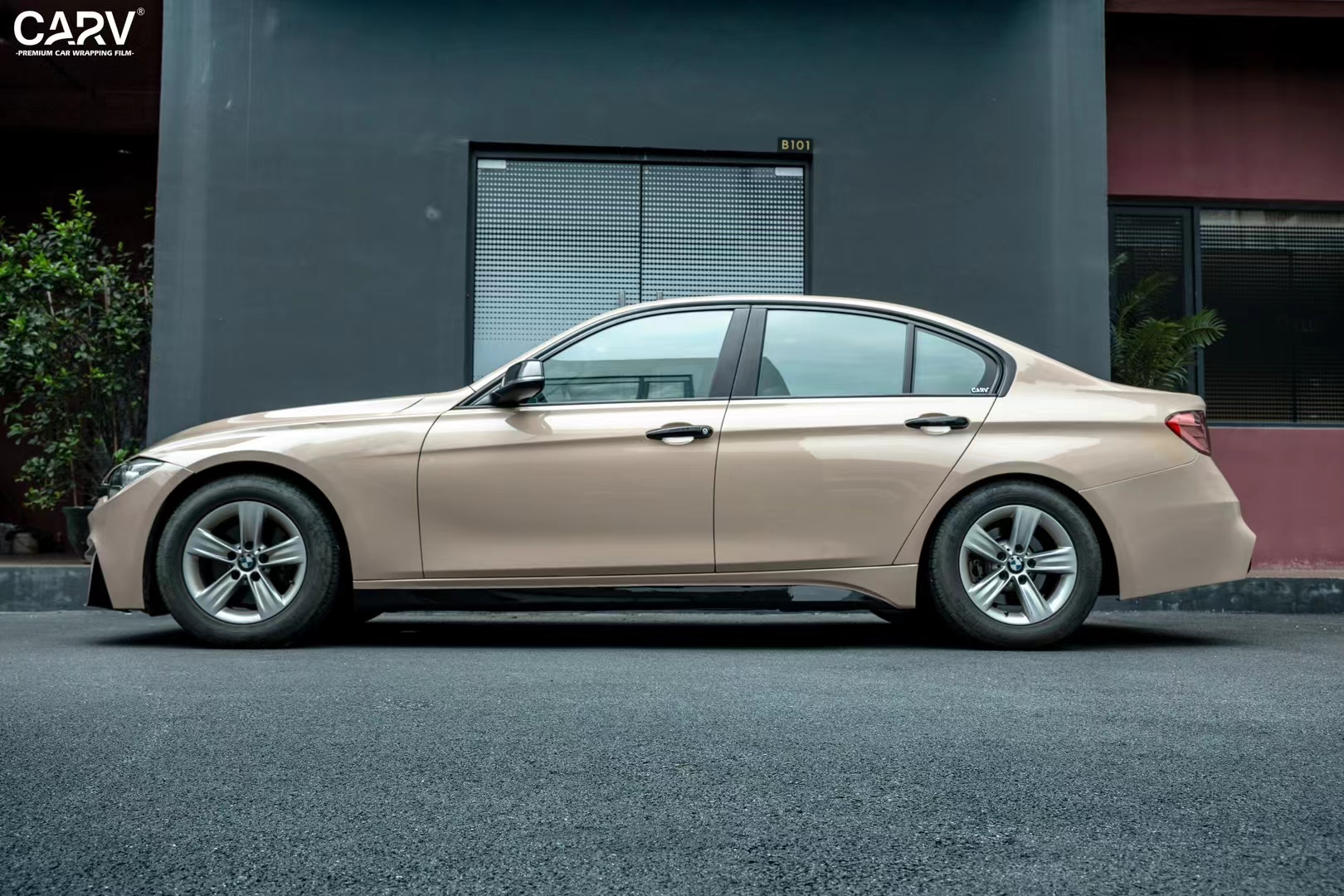 宝马5系卡孚改色膜白金古巴沙色,温柔与生俱来!