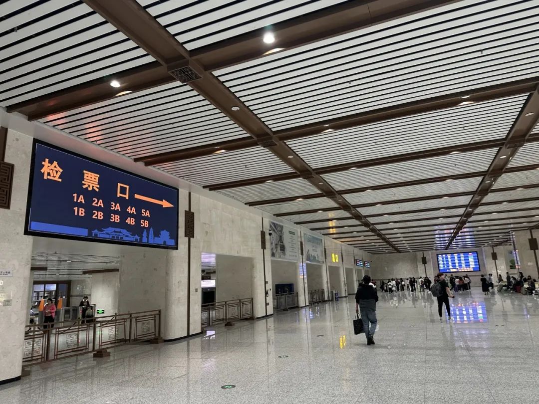 西安站快速进站口换地方啦!