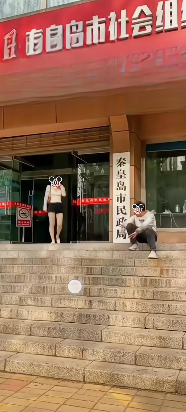 男找不到对象机智地在民政局门口等待离婚女子