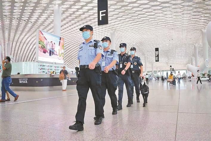 警方在深圳宝安国际机场开展巡逻.