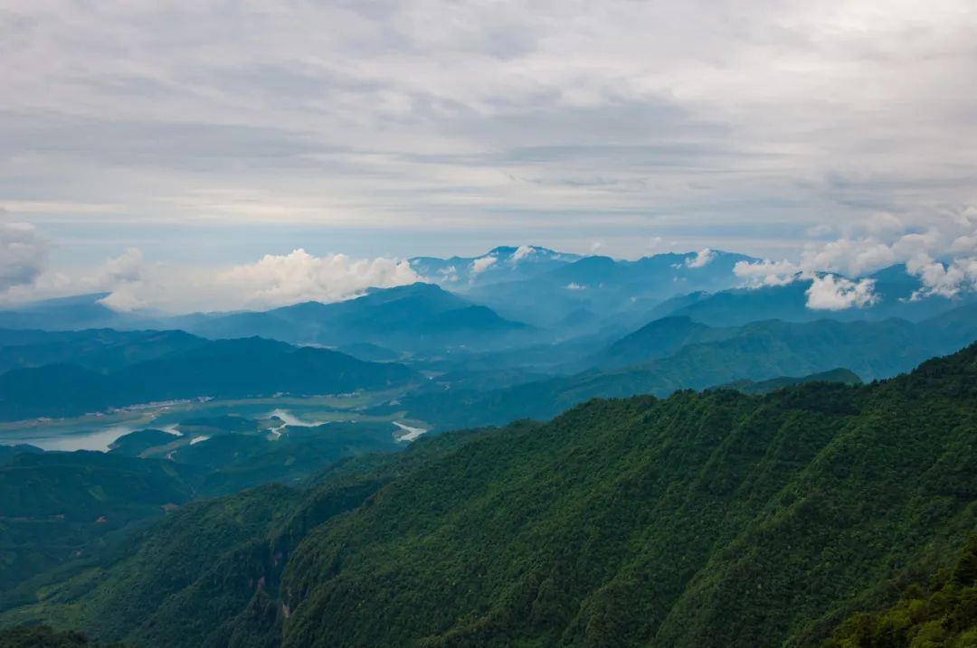 高山蓝,低山绿,探访与峨眉山并称"蜀中二绝"的瓦屋山