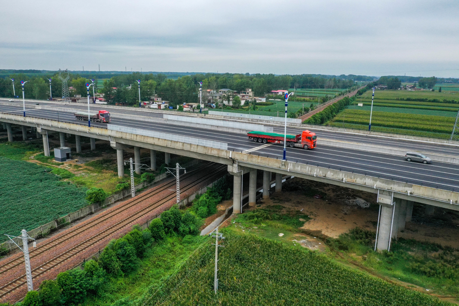 临颍北环铁路立交桥建设掠影