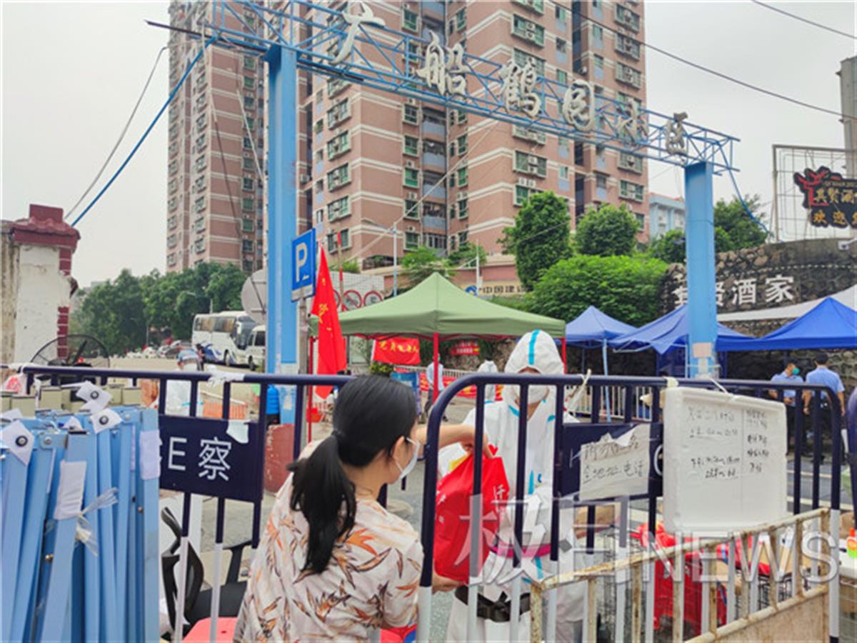 极目新闻记者直击广州芳村解封一刻:围挡拆除车辆排队超百米